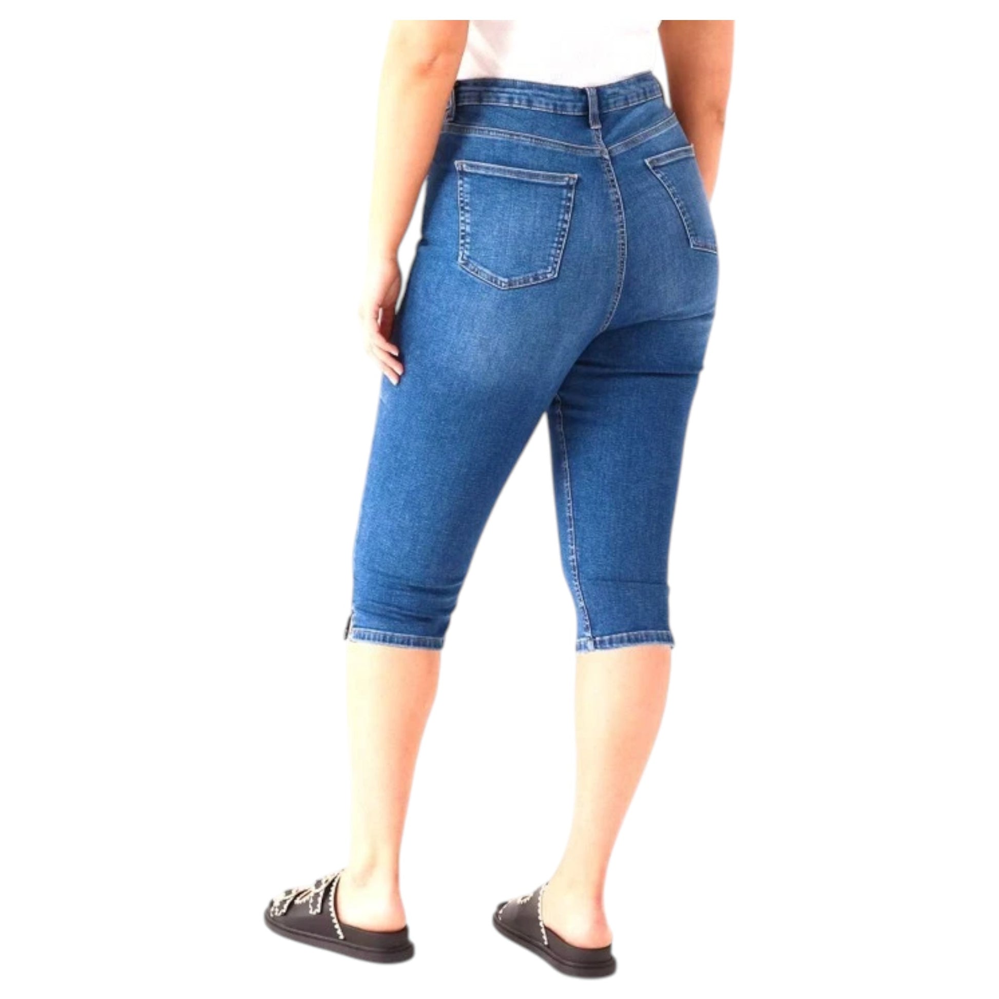 Plus size women’s 3/4 length denim blue shorts – stretchy mid-wash capri jeans with pockets, ex high street store