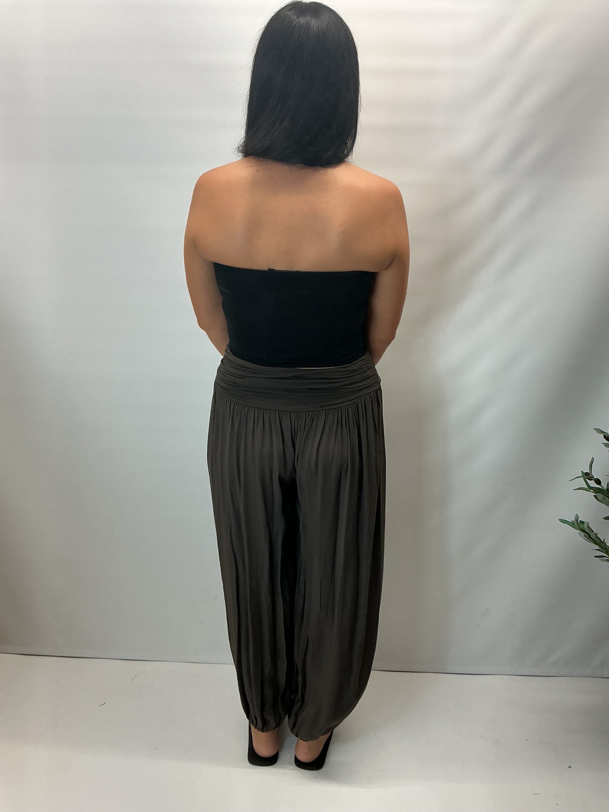 Made in Italy soft touch harem trousers with elastic waist and cuffed ankles, relaxed fit lightweight ladies casual trousers available in multiple colours.