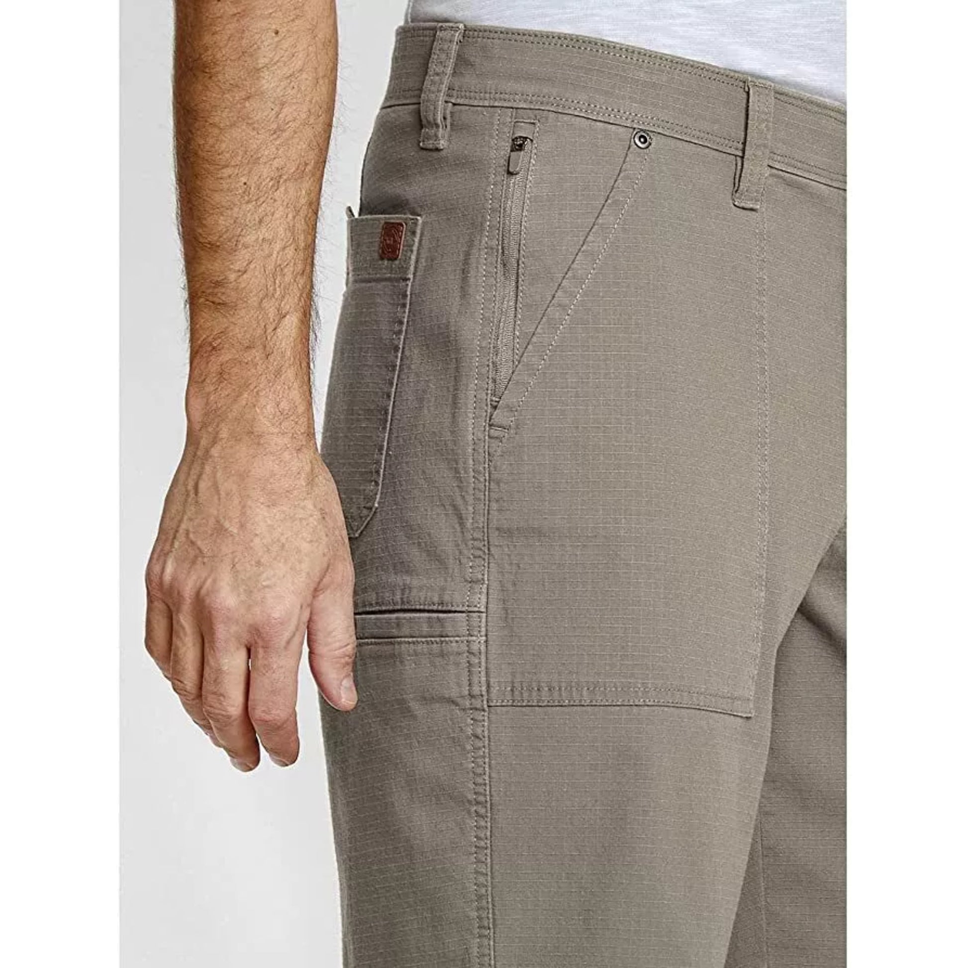 Men's weatherproof cargo-style shorts with 6-pocket design, lightweight breathable stretch fabric, straight cut, and ultra comfort fit – perfect for outdoor and casual wear.